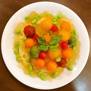 カラフルトマトのコンソメ柚子胡椒ジュレ冷製パスタ